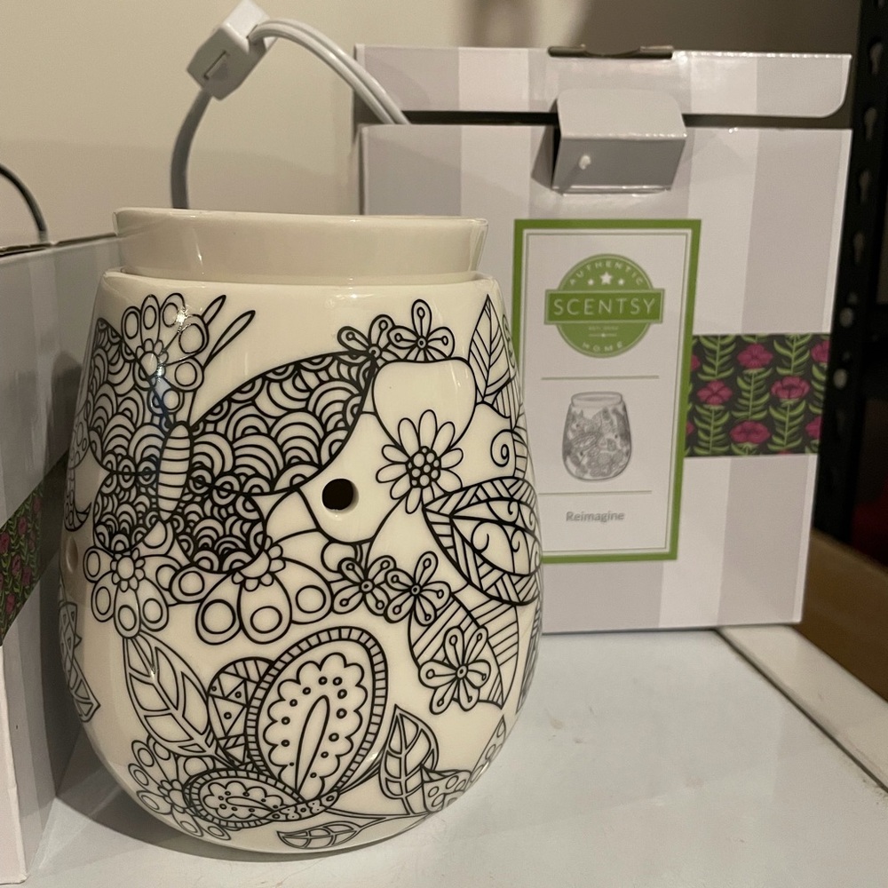 Scentsy Black and White Floral Warmer